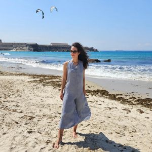 Mono celeste de algodón.