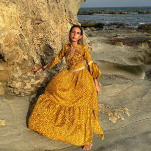 Vestido largo de seda viscosa, espalda abierta.