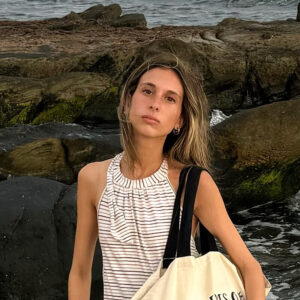 Top atado al cuello con lazo.